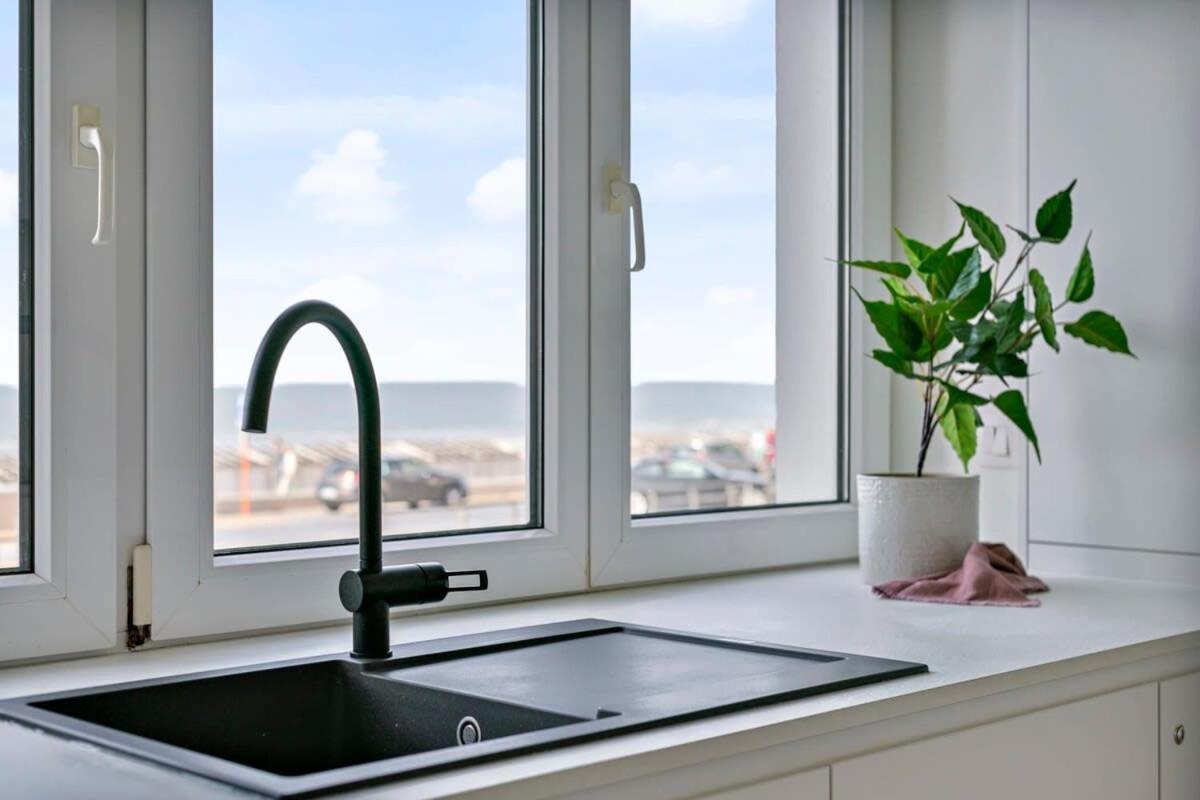 Huswell - Stylishly Refurbished With Sea View *